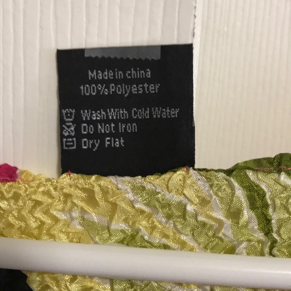 Tropical print Magic Crush Top. Stretch No wrinkle - Picture 3 of 3